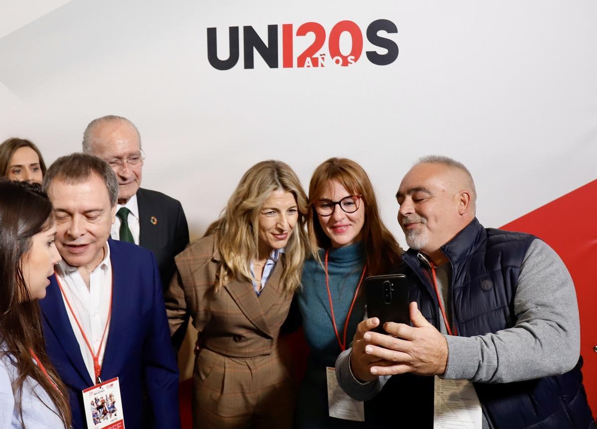 La vicepresidenta segunda del Gobierno, Yolanda Díaz, este miércoles en el Congreso de UGT FICA haciéndose una foto con simpatizantes..