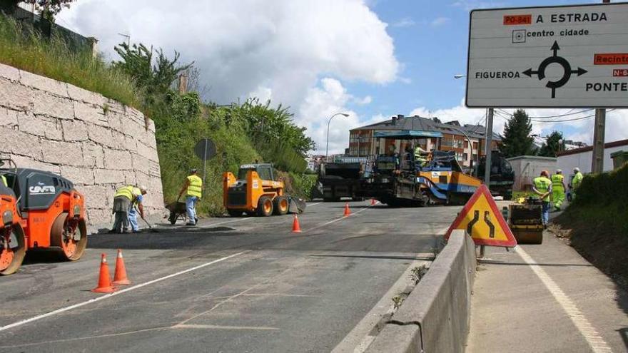 Operarios de Covsa, ayer, trabajando en el tramo del vial A Estrada-Santiago afectado por las obras en Figueiroa. // Bernabé / Cris M.V.