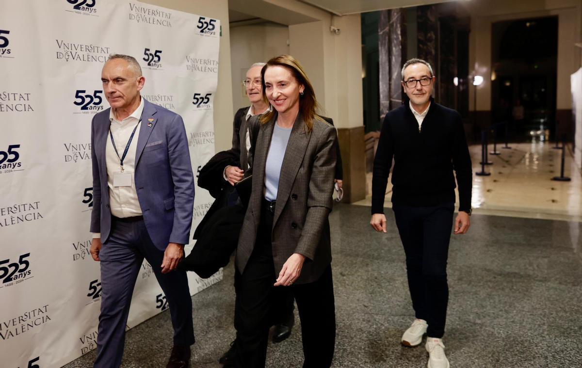 Ángeles Solanes llegando al Aula Magna del Rectorado de la UV la noche electoral de la primera vuelta