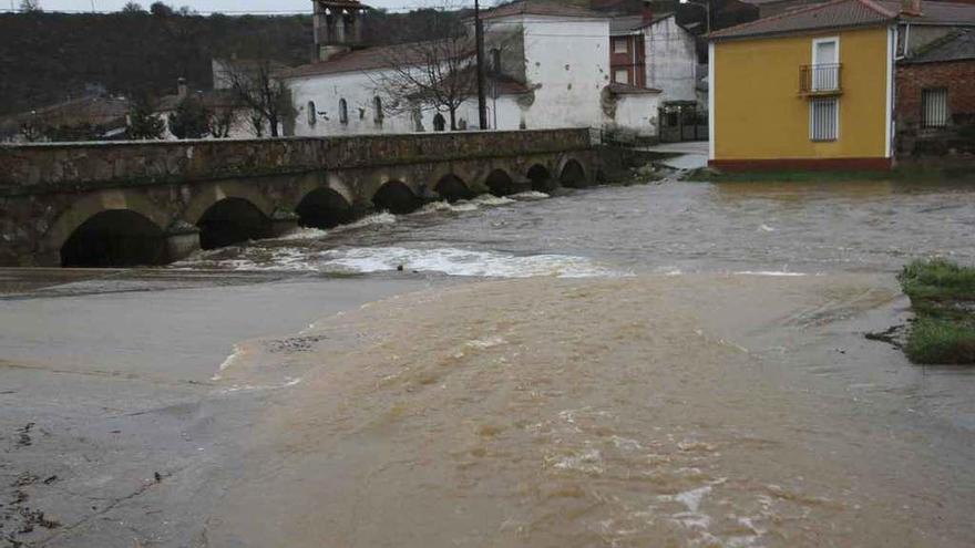 El puente de piedra de Valer el día 10 de enero pasado, durante las riadas.