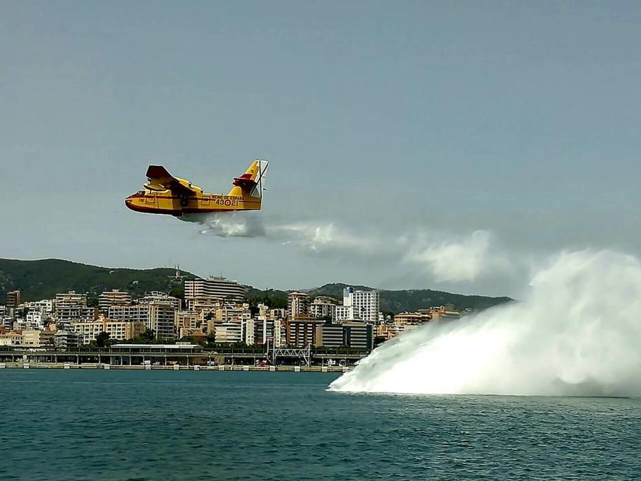 Löschflugzeuge üben Landungen in Bucht von Palma