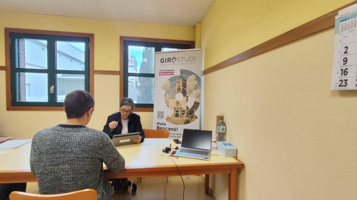 Una entrevistadora del projecte conversa amb un veí de Bescanó.