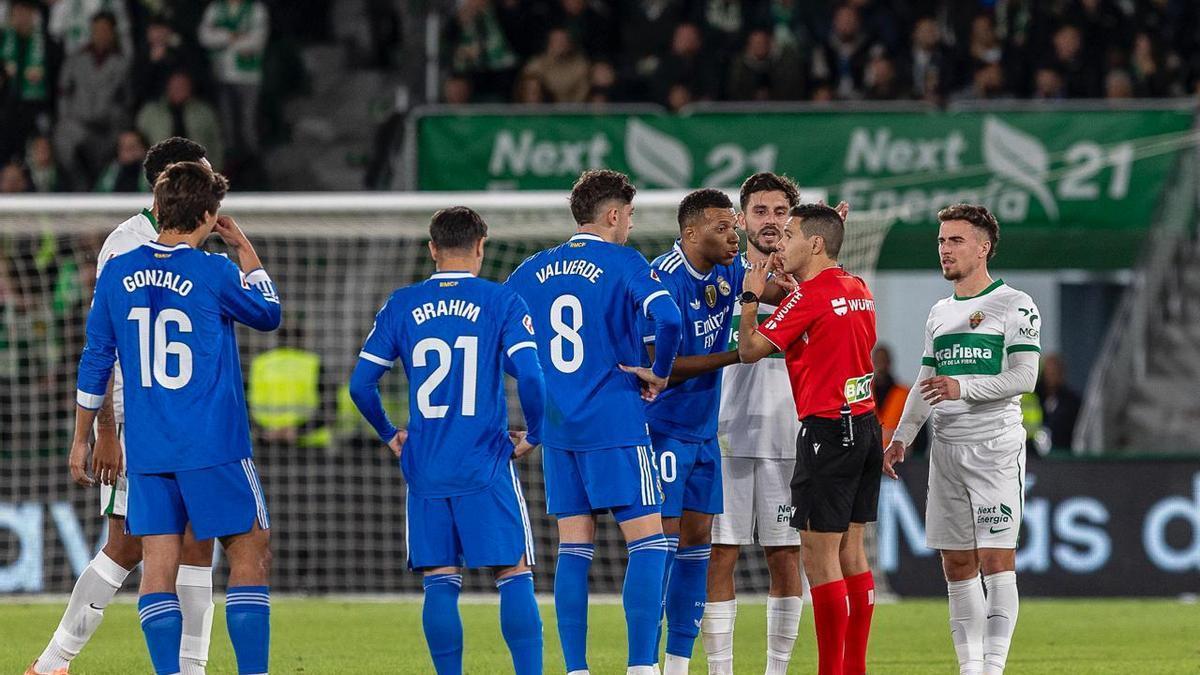 Jugadores del Elche y del Real Madrid protestan al árbitro