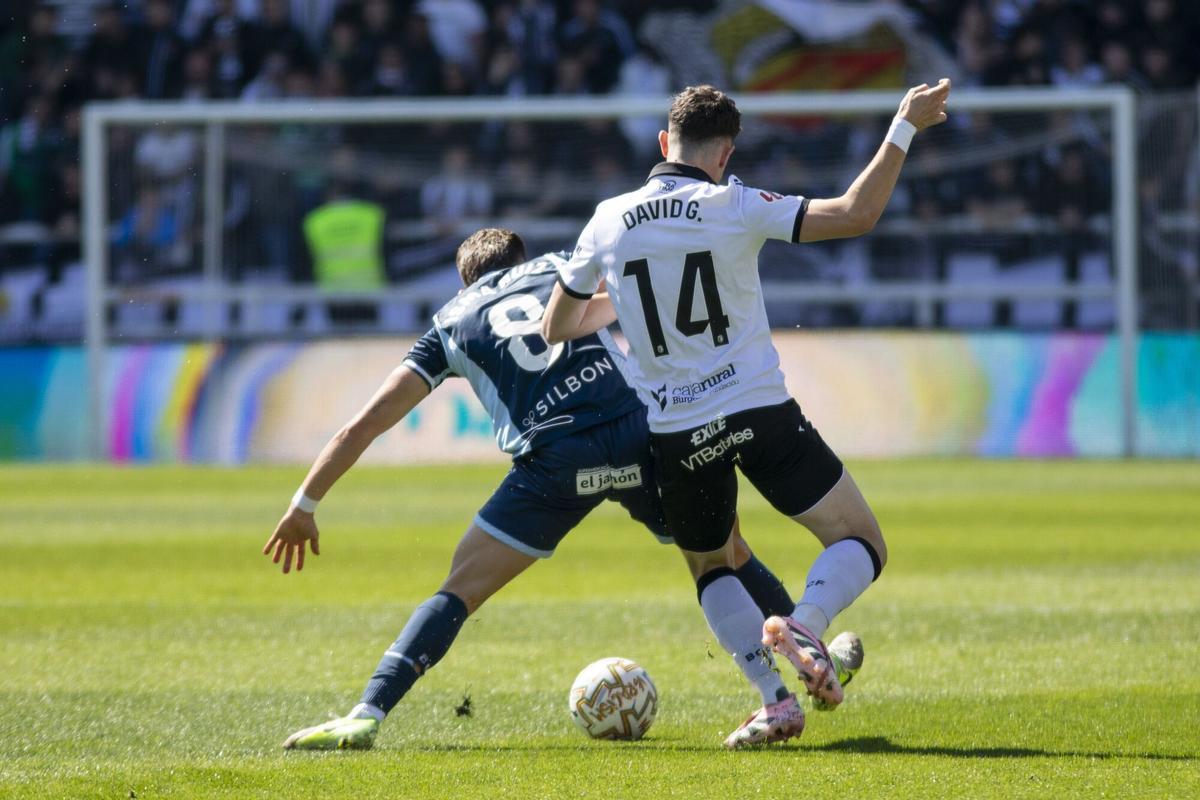 Isma Ruiz pugna con David González durante el Burgos-Córdoba CF.