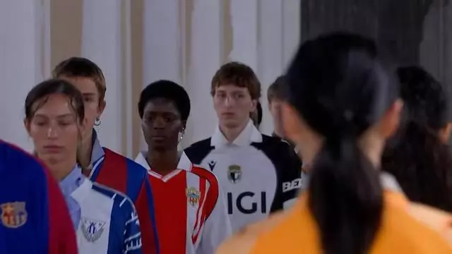 Desfile de la jornada retro de LaLiga con Joan Capdevila, Fernando Morientes y Paula Leitón como protagonistas