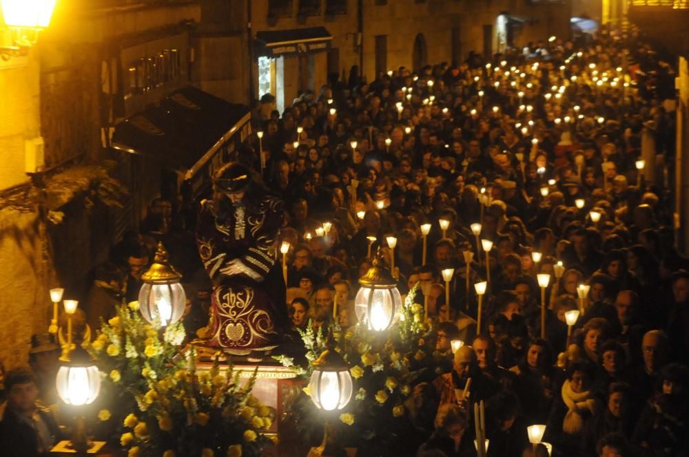 Miles de cirios iluminan al Nazareno por Cambados