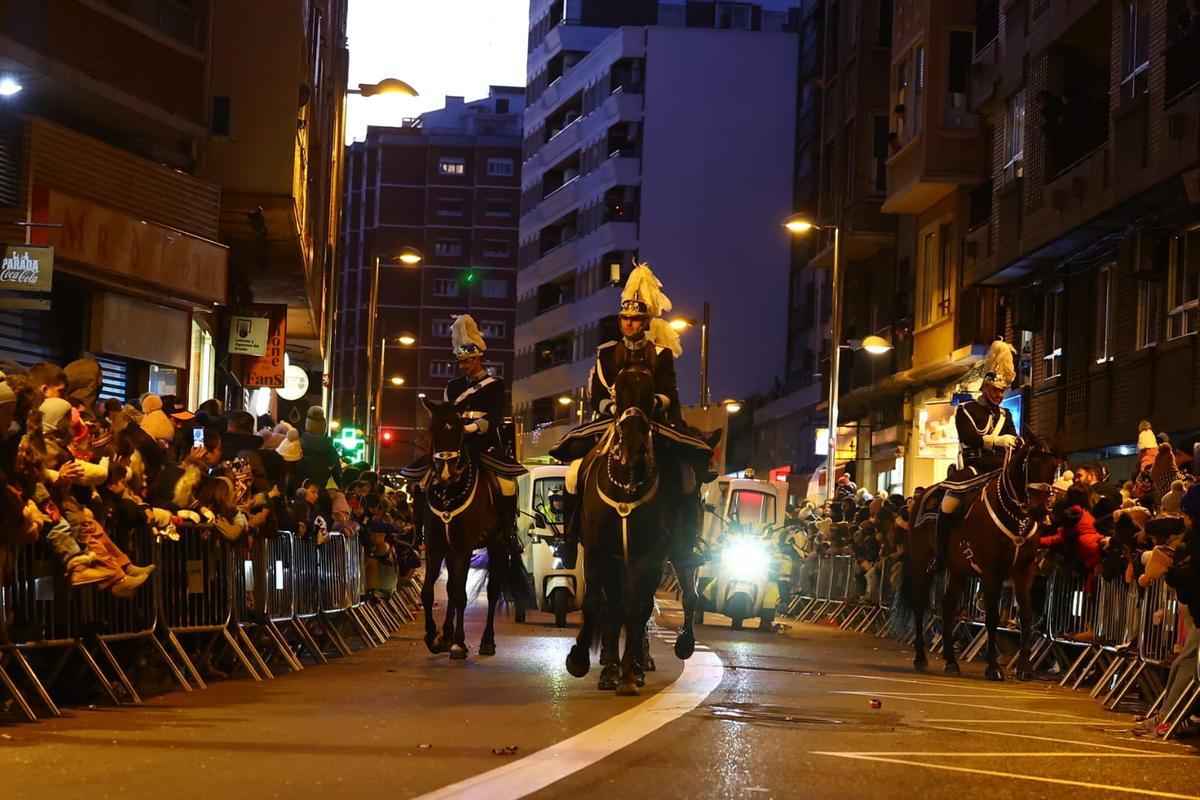 En imágenes | El frío de Zaragoza no puede con la ilusión de ver a los Reyes Magos