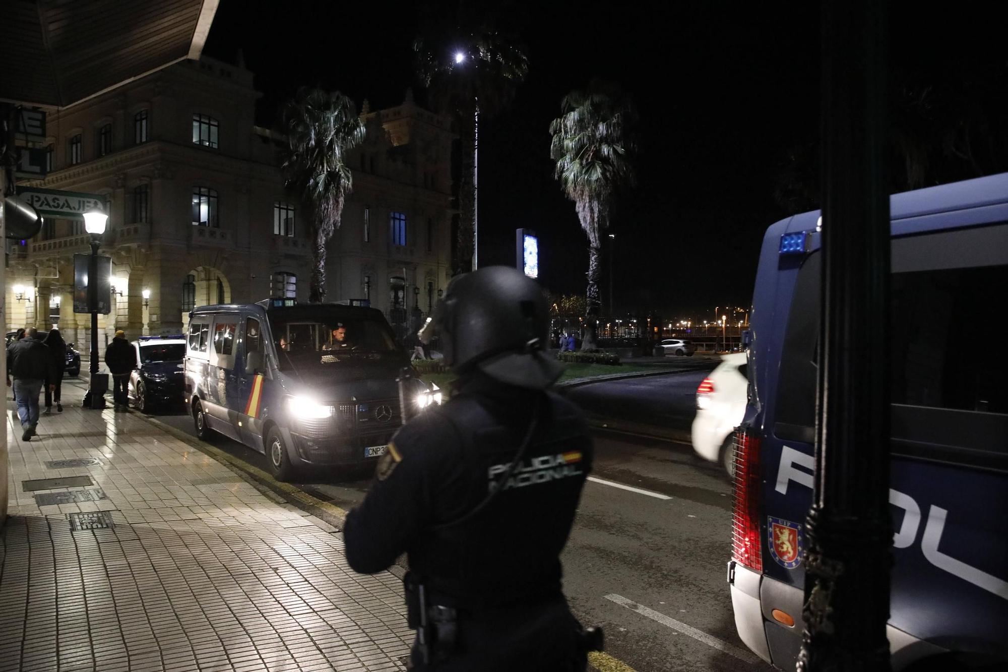 Así vigila la Policía Nacional las zonas de ocio nocturno en Gijón (en imágenes)