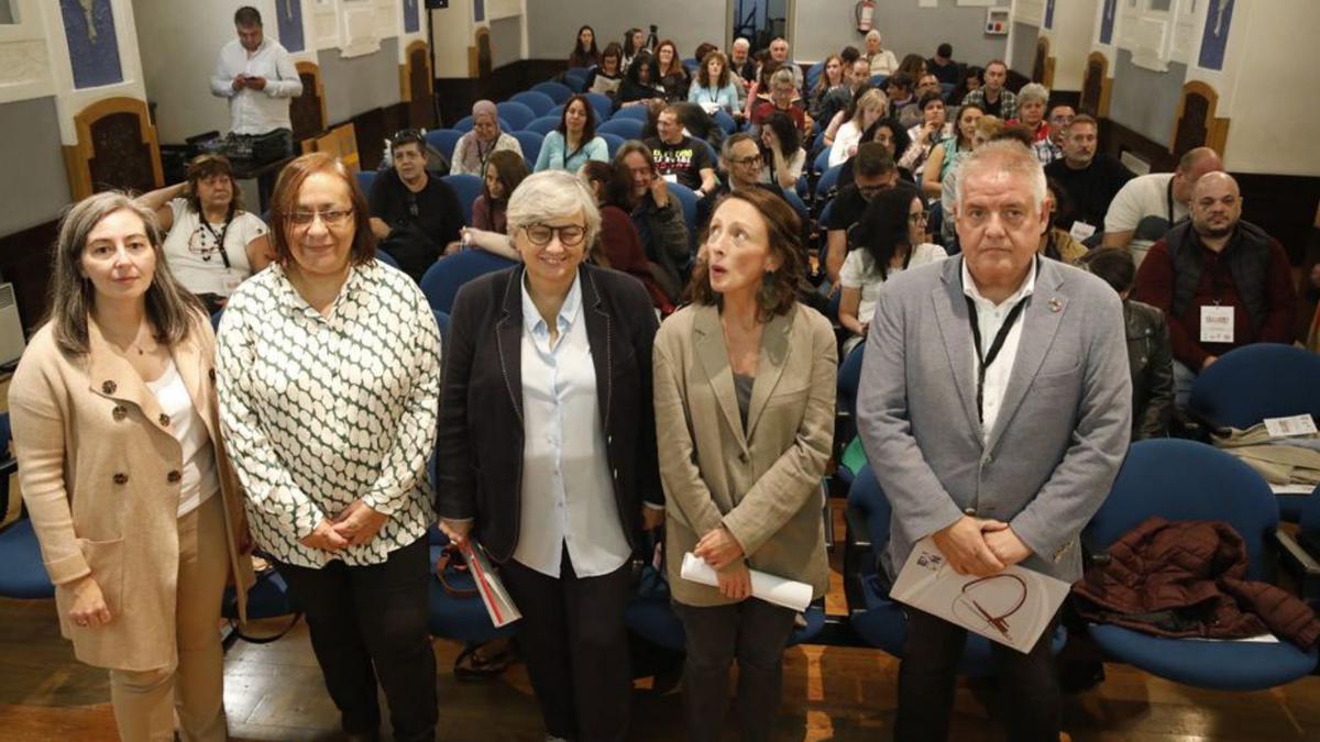 Por la izquierda, Elena Rúa, Natalia González, Ana González, Melania Álvarez y Carlos Susías, en el Antiguo Instituto Jovellanos.