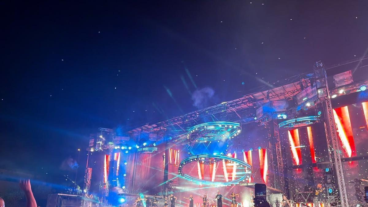 Actuación de la Orquesta Panorama anoche en el parking Los Naranjos de Paterna. (1)