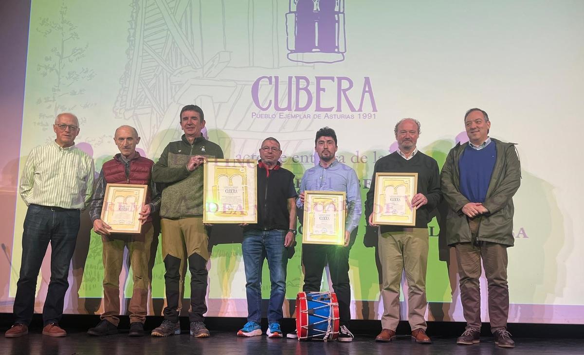 Galardonados, con el alcalde de Villaviciosa, primero por la derecha, y con miembros de la asociación.