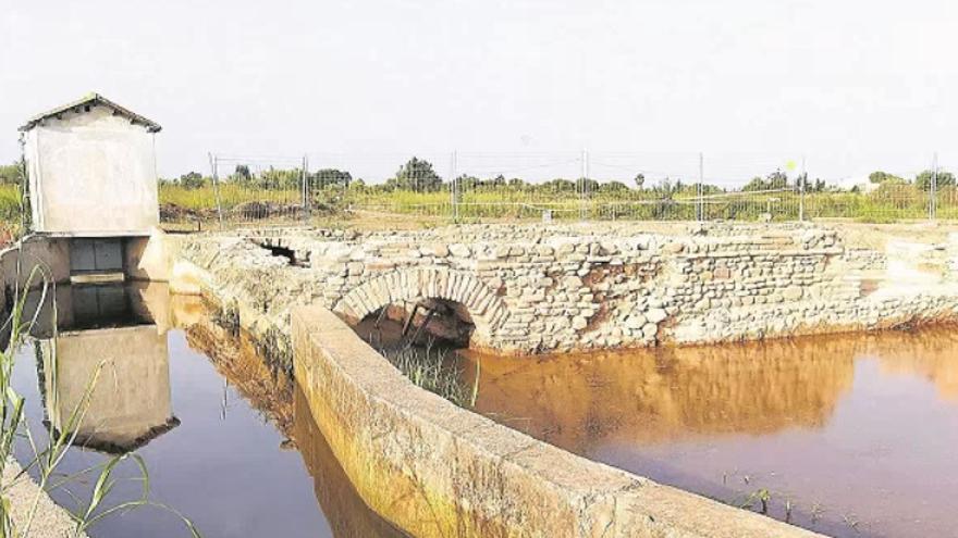 La infraestructura hidráulica se halla entre el camí Marjalet y les Salines, muy cerca del Clot de la Mare de Déu.