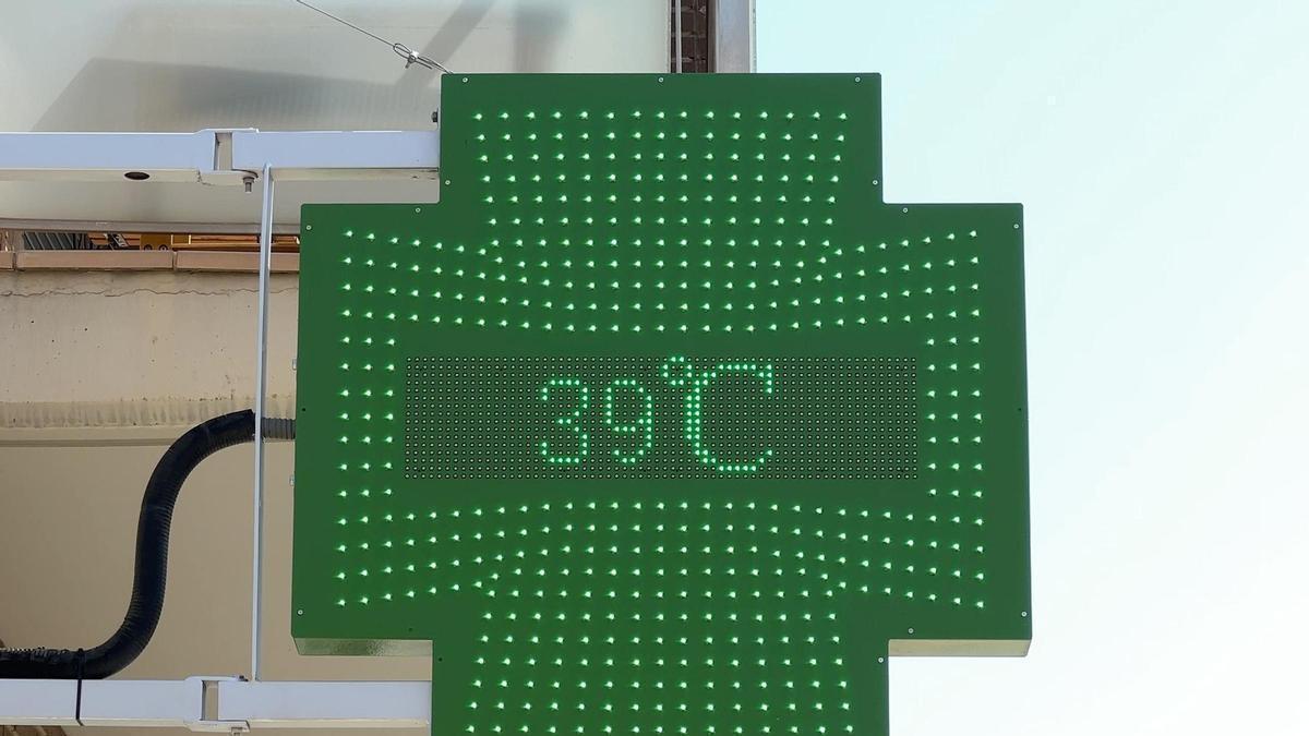 Un termòmetre de carrer marca 39 graus a la ciutat de Lleida abans de les dotze del migdia