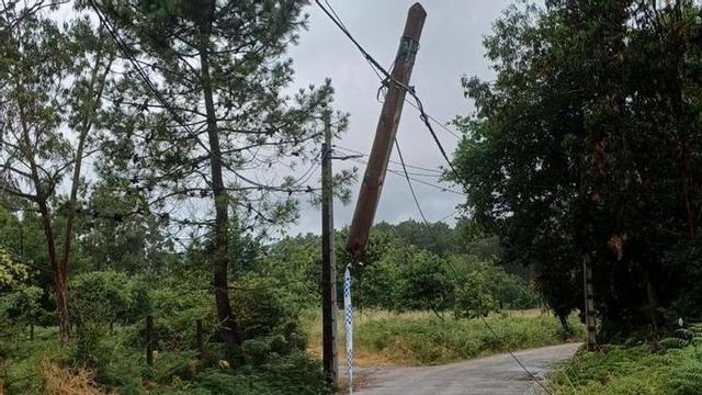 Uno de los postes caídos en Zamáns.