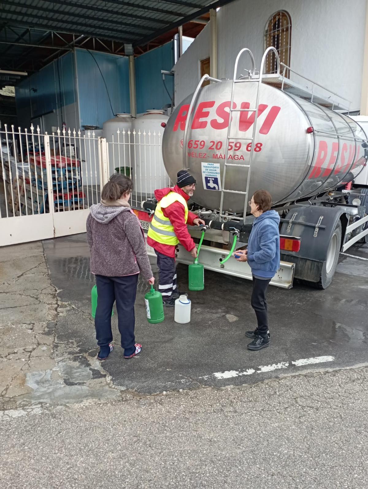 Un camión cisterna con agua potable en Iznájar, este viernes.