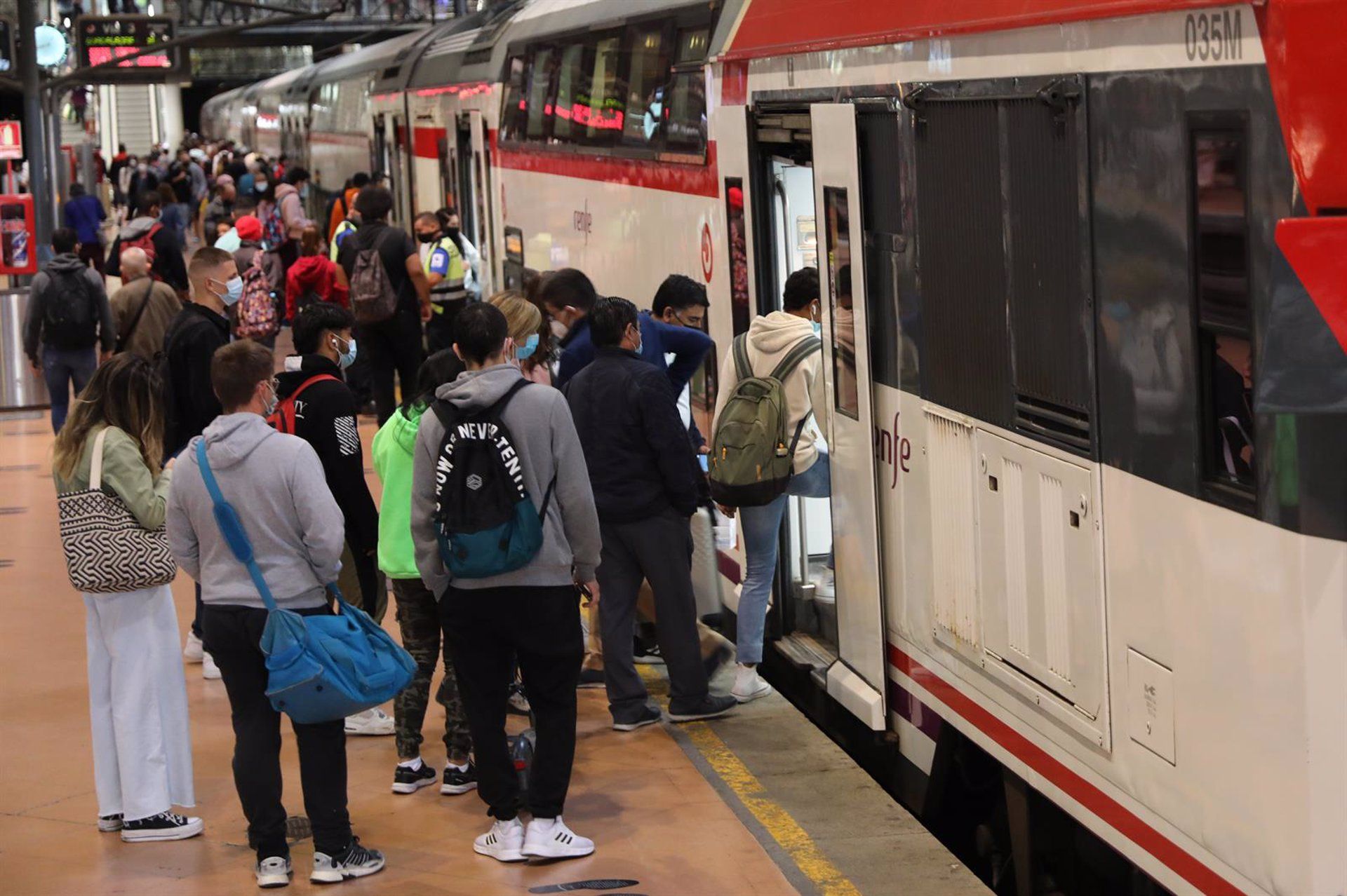 n gran numero de pasajeros entra a un tren en la estacion de Madrid - Puerta de Atocha, a 1 de octubre de 2021, en Madrid (España).