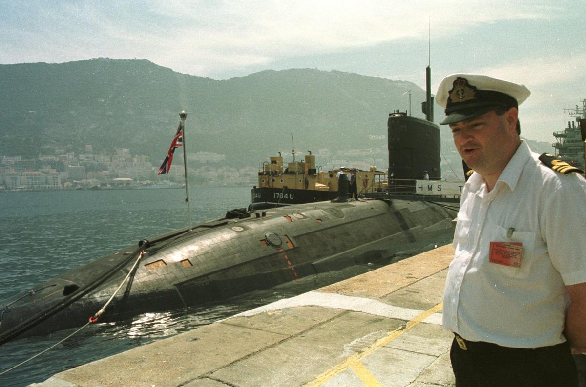 El submarino de ataque britnico HMS Tireless atrac