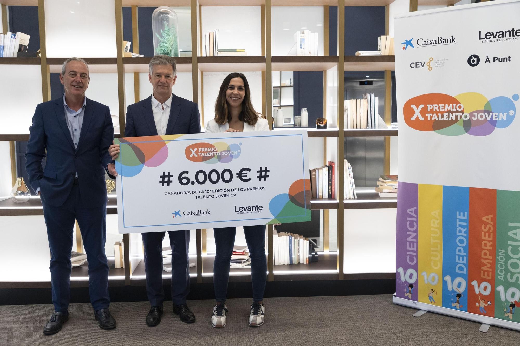Entrega del cheque a los ganadores de la X edición de los premios ...