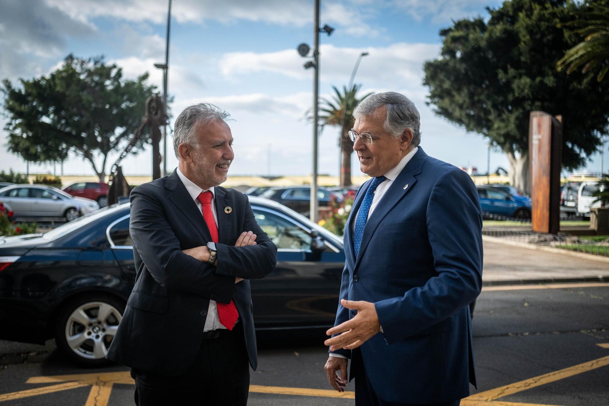 Visita de Ángel Víctor Torres al Puerto de Santa Cruz