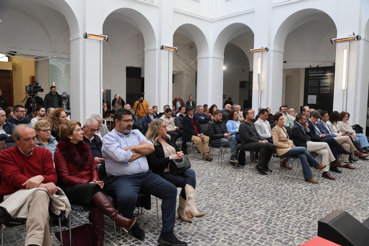 Hoy, en el Hospital Centro Vivo de Badajoz, durante el acto de entrega a los ayuntamientos.