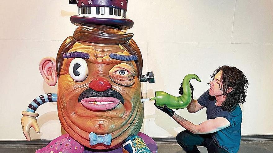 L’artista Jim McKenzie dona un dels seus Potato Face al Museu del Joguet