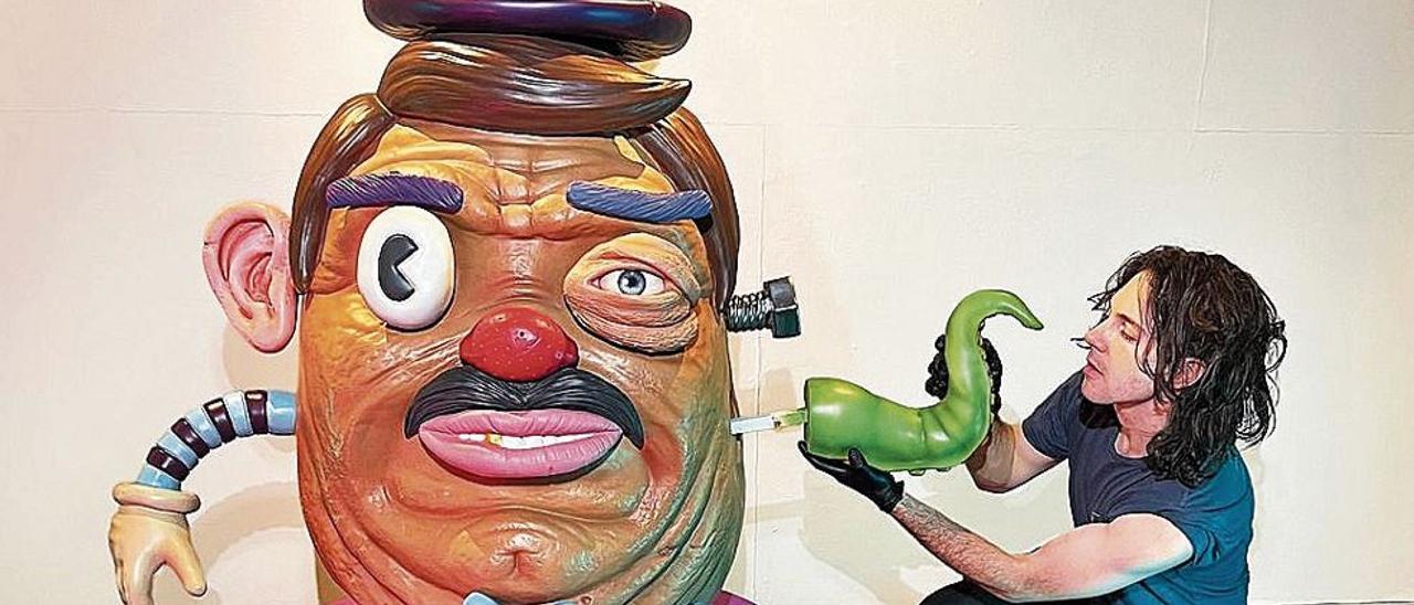 L'artista Jim Mckenzie amb la seva creació, Potato Face