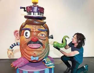 L’artista Jim McKenzie dona un dels seus Potato Face al Museu del Joguet