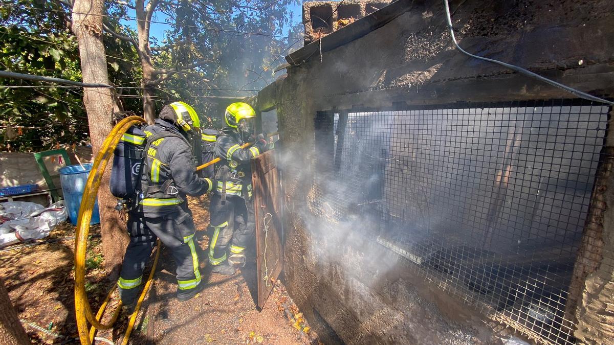 Los bomberos extinguen un incendio en Santa Lucía