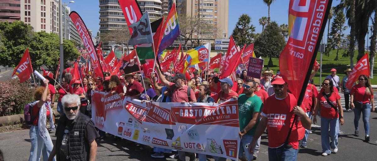 La cabeza de la manifestación con representantes de todos los sindicatos convocantes, esta mañana, en Las Palmas de Gran Canaria.