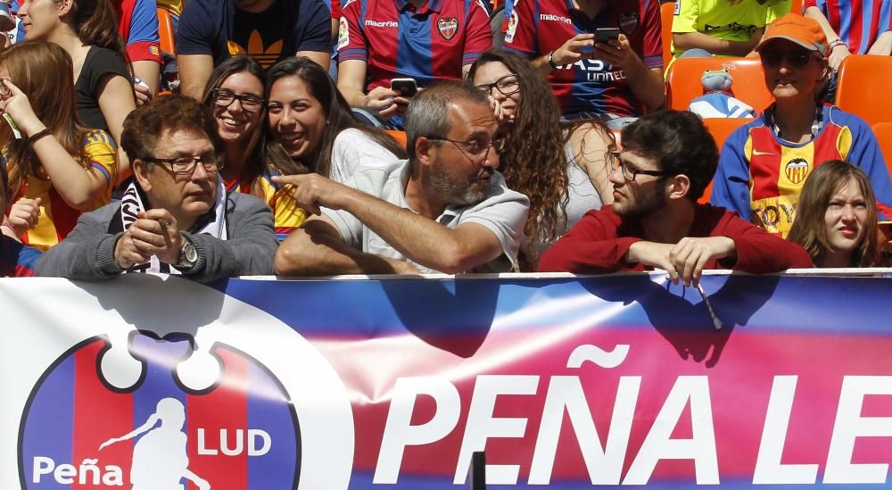 La afición en el derbi femenino de Mestalla