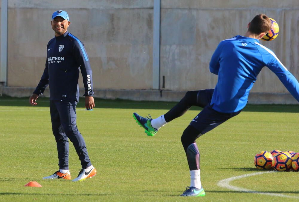 La primera plantilla, con la ausencia de Carlos Kameni y la visita del exmalaguista Juanmi, vuelve al trabajo tras las vacaciones de Navidad bajo las órdenes de Marcelo el ''Gato'' Romero.