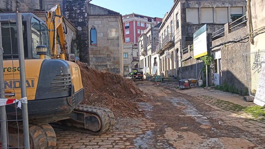 Trabajos en la Praza da Estrela, junto a la excolegiata de Cangas.