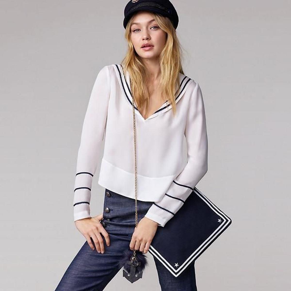 Look con blusa de seda de Gigi Hadid para Tommy Hilfiger