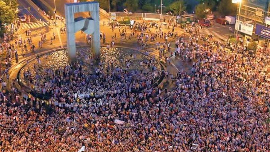 Seguidores del Celta celebran el ascenso del equipo vigués en la Plaza de América en mayo de 1992. // FDV