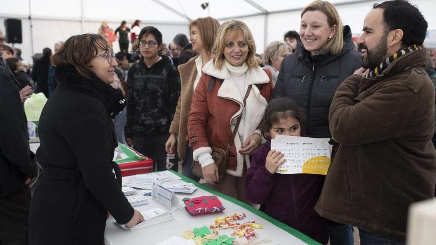 La consejera de Familia e Igualdad, Isabel Blanco, en la carpa instalada en La Marina por el Día de la Discapacidad.