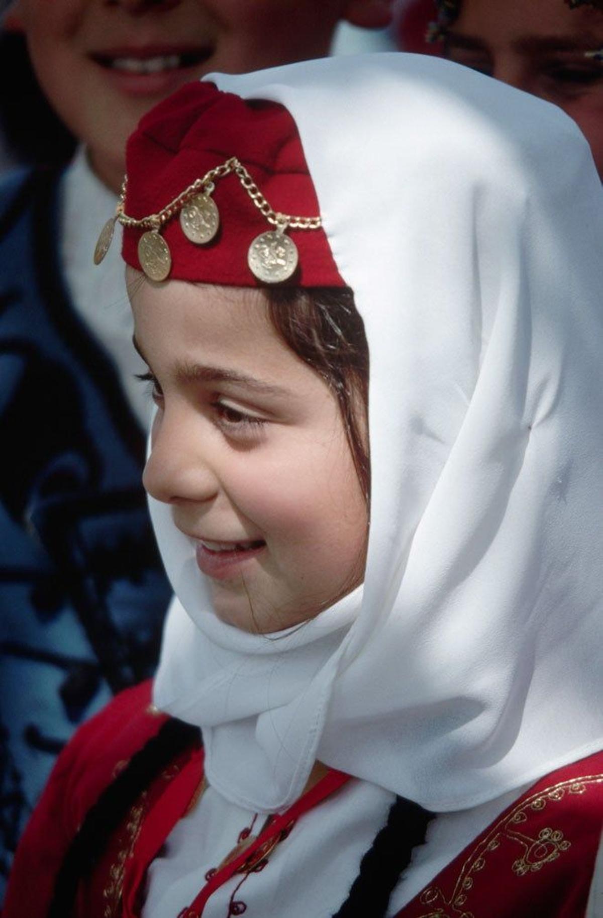 Niña turca-chipriota con ropas tradicionales.