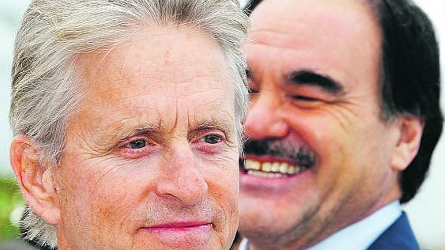 Michael Douglas (izquierda) y Oliver Stone, ayer, en Cannes.