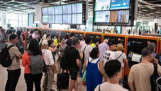 Estreno accidentado de los nuevos bonos de Rodalies: largas colas y problemas en las máquinas