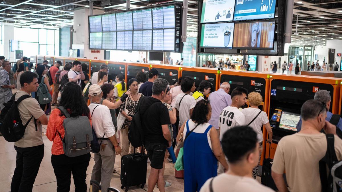 Estreno accidentado de los nuevos bonos de Rodalies: largas colas y problemas en las máquinas