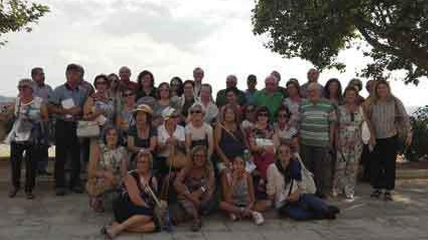 Amigos del Museo de Povoa de Varzim posan en el Espolón.