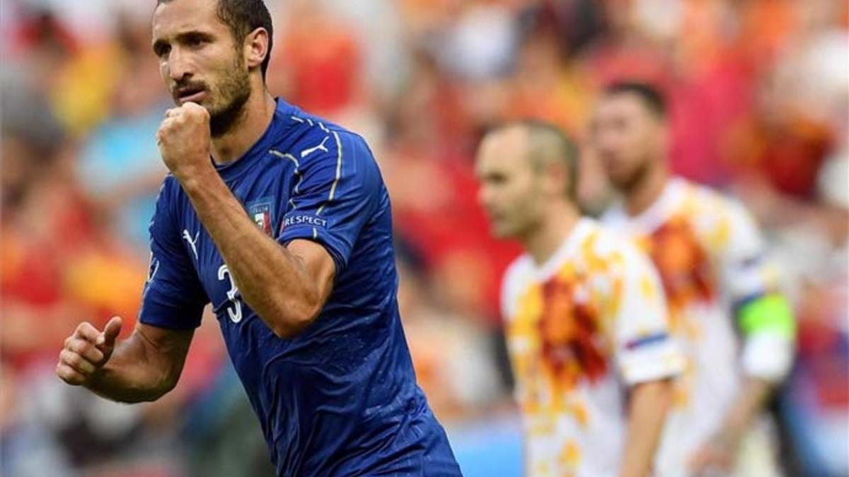 Chiellini marcó el primer gol de Italia ante España