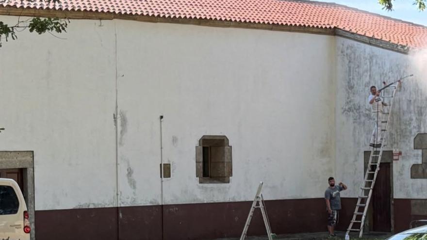Adecúan el campo de la fiesta y la capilla de Donramiro  para sus festejos