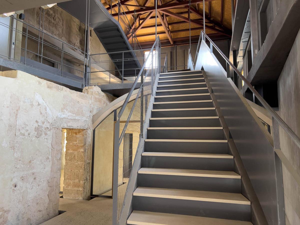 Una escalera hecha a medida conduce hasta la planta superior.