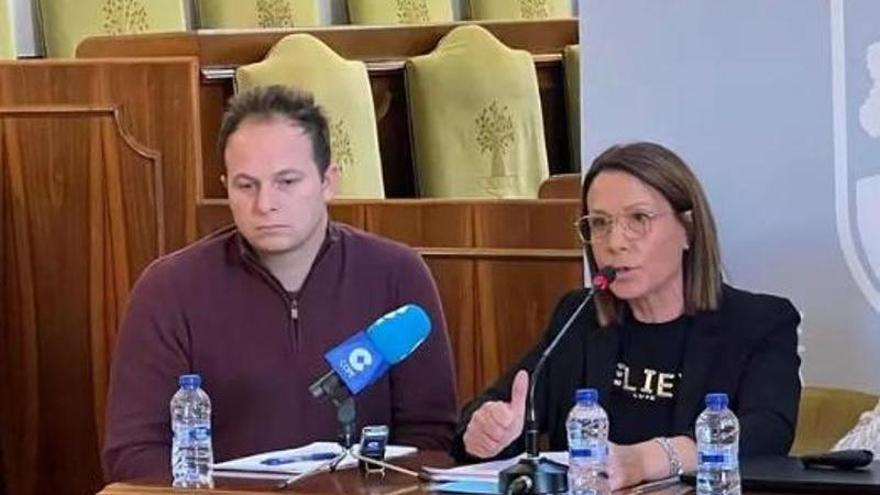 Oposición y socios de gobierno reclaman apartar al concejal de Oliva con dedicación exclusiva que cobra como entrenador