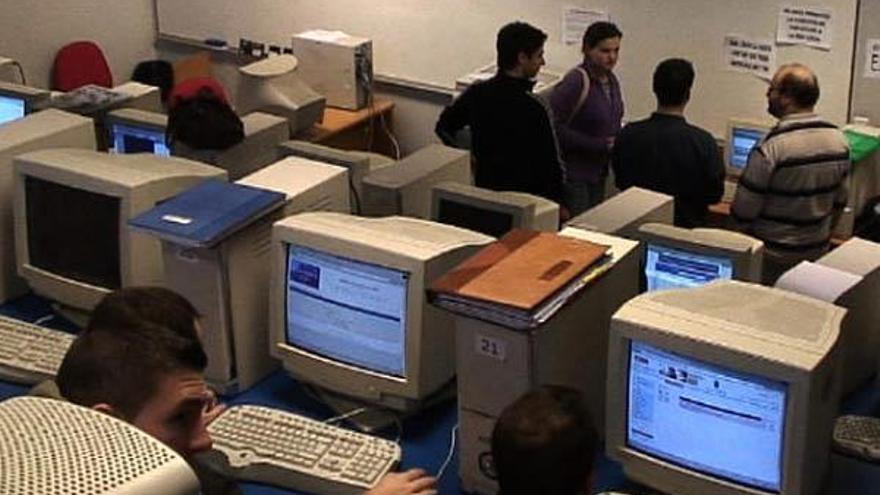 Alumnos, en un aula de la Escuela de Ingeniería Informática, en el campus de Ourense