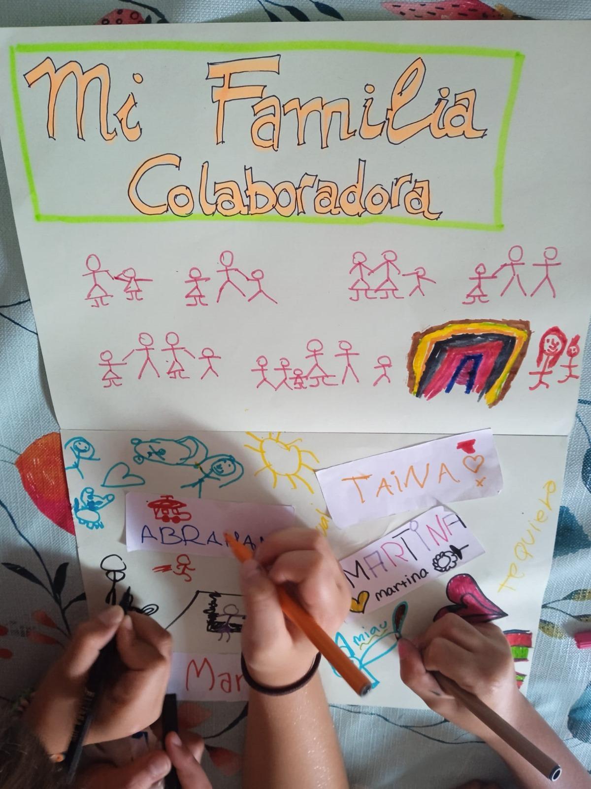Menores regalan un cartel a su familia colaboradora.