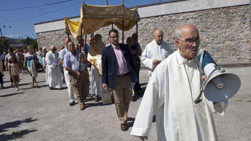 José Manuel Alonso, megáfono en mano, durante la procesión.