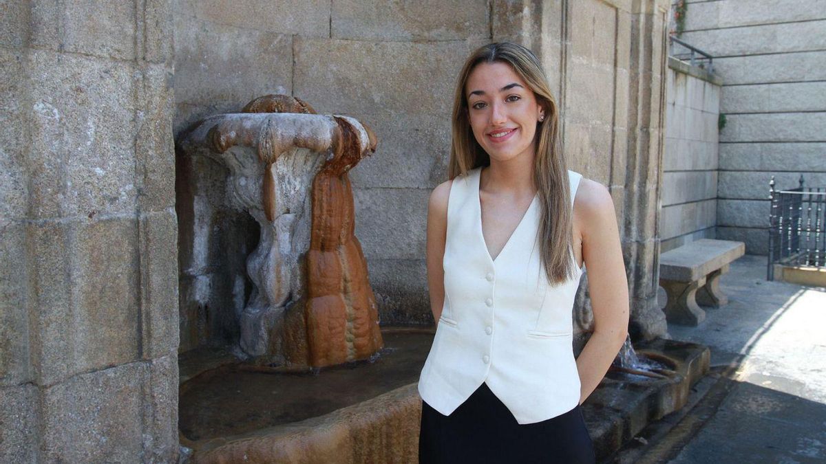 Nerea Dorado Fariñas, junto a la fuente termal de As Burgas.