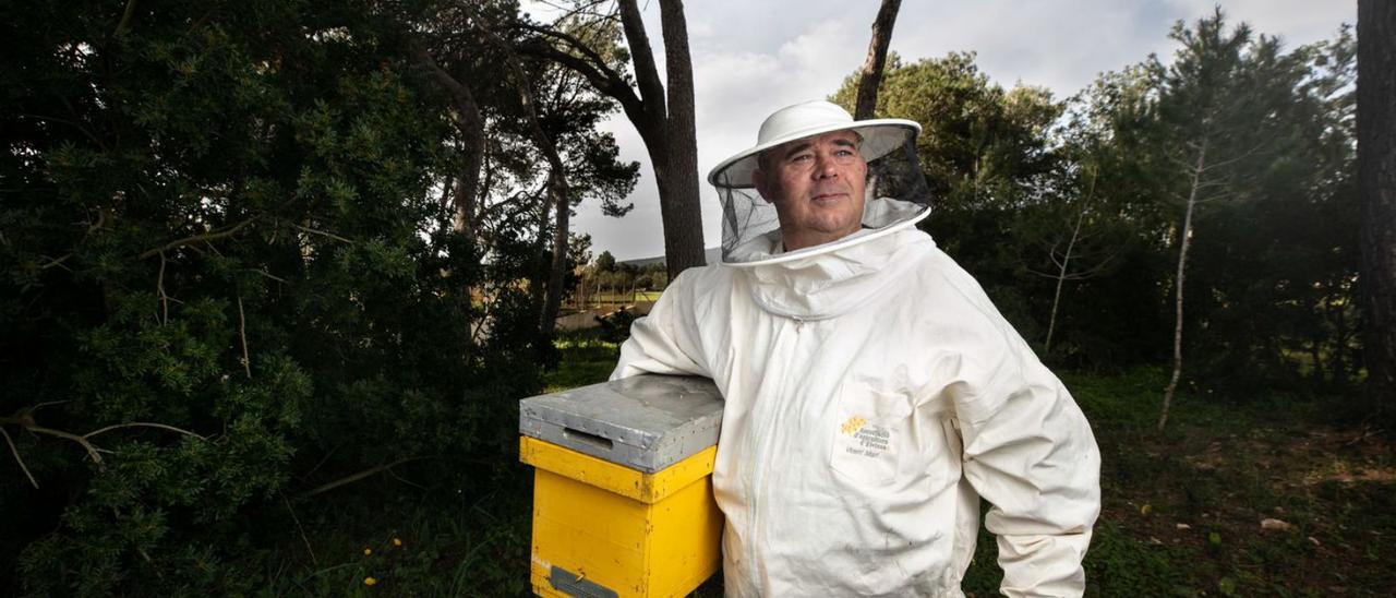 El apicultor Vicent Marí, que ha logrado dos premios por su miel en Londres.