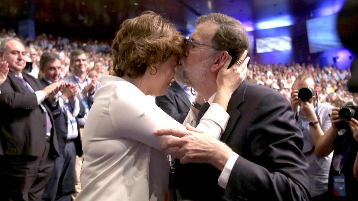 Tras su discurso, Rajoy se despide emocionado de Santamaría con un beso en la frente, en el congreso del PP.